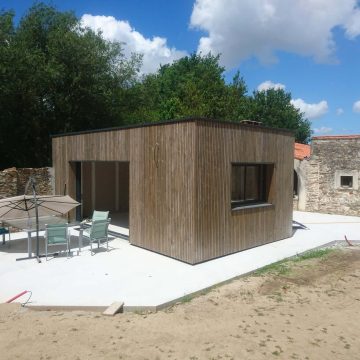 Extension ossature bois et bardage Vibrato pour cette maison en pierre située à Vertou.
